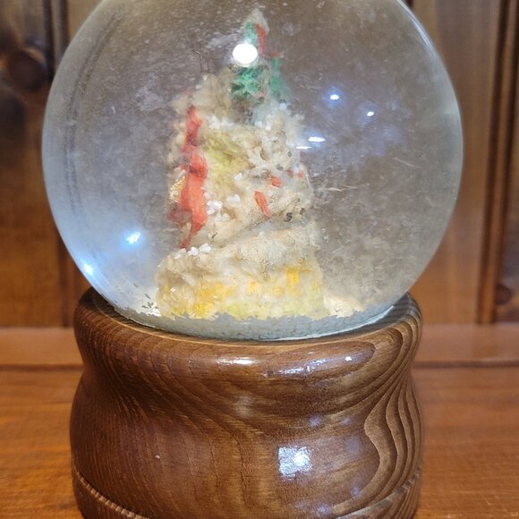 Vintage 1980's Musical Snow Globe Santa in His Sleigh with Reindeer and Christma - Picture 2 of 5